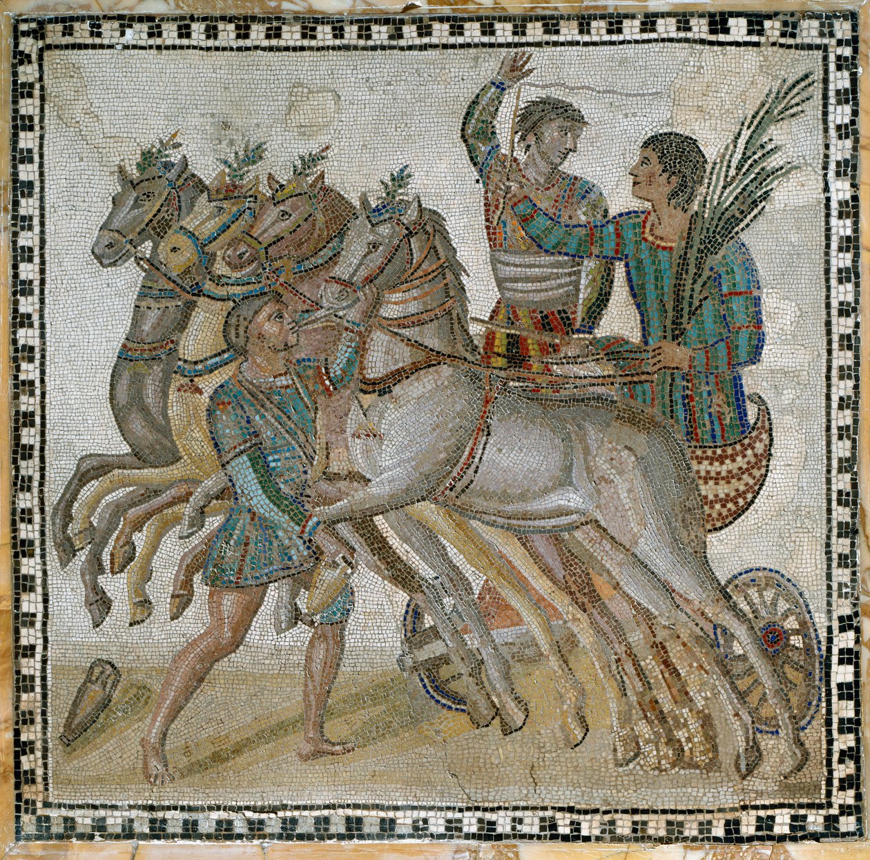 Başlangıç pozisyonunda arabacılar ve beyaz atın yanında bir damat (ön planda) ile araba (quadriga) yarışı - Mozaik, 3. yüzyıl by Roman