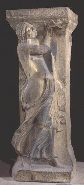 Çift flüt çalan bir bacchante ile süslü taş sütun, Selanik