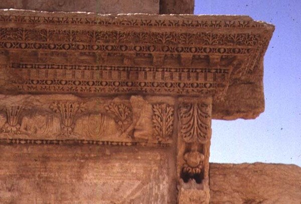 Portre büstleriyle süslenmiş saçak detayı, Roma, 2. yüzyıl (fotoğraf) by Roman