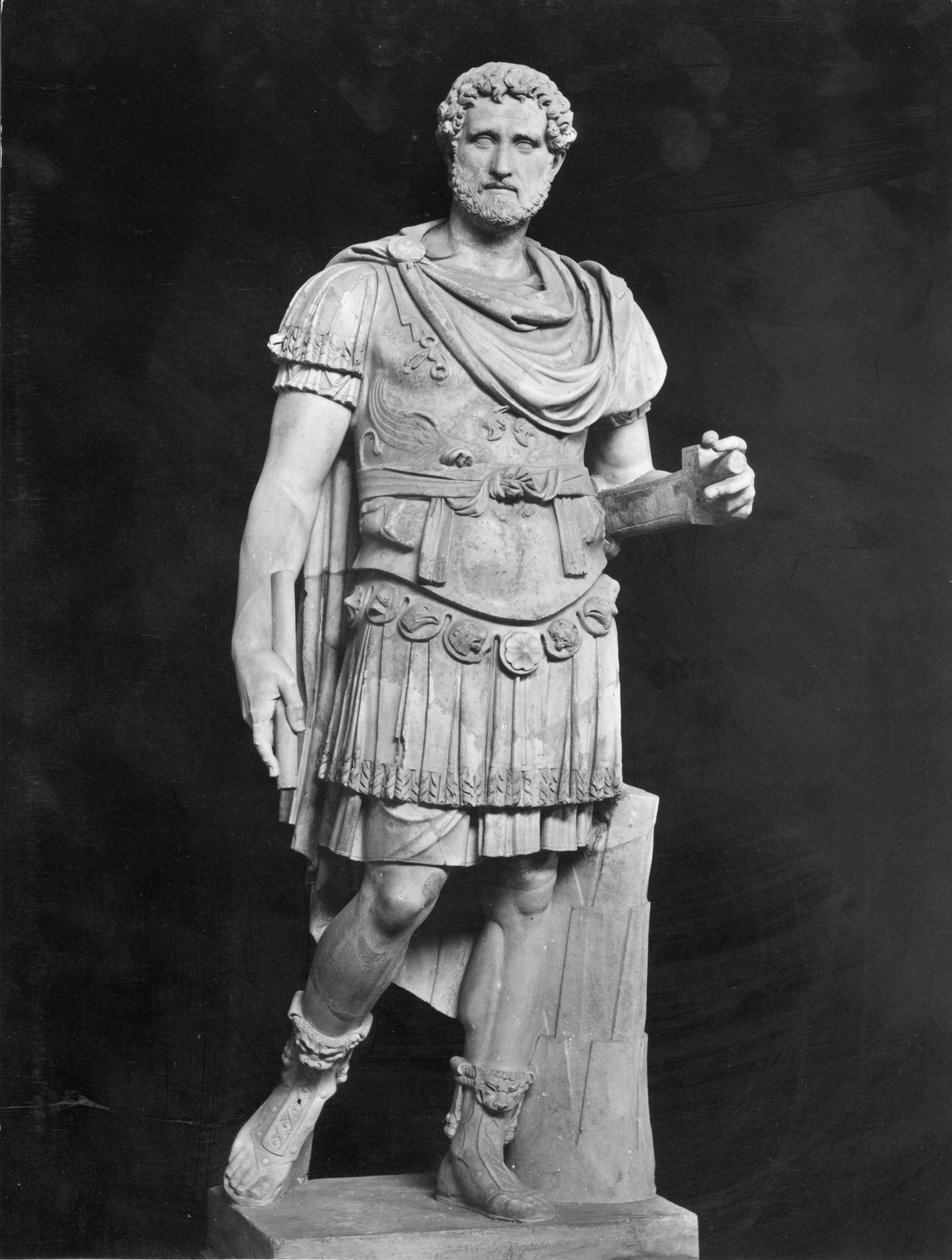 İmparator Antoninus Pius (MS 86-161) (mermer) (s/b fotoğraf) by Roman