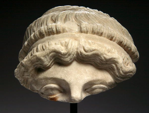 Bir heykel parçası (mermer) by Roman