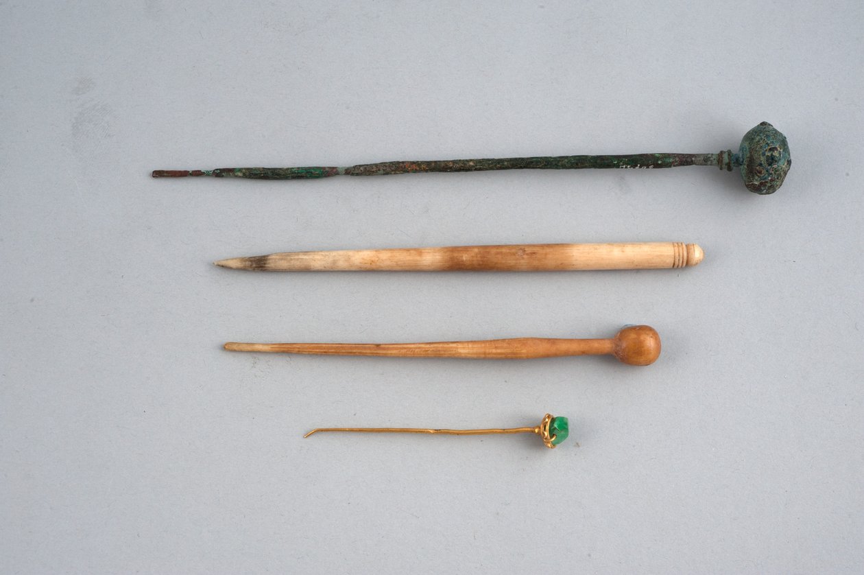 Tokalar (bronz, kemik, altın ve zümrüt) by Roman