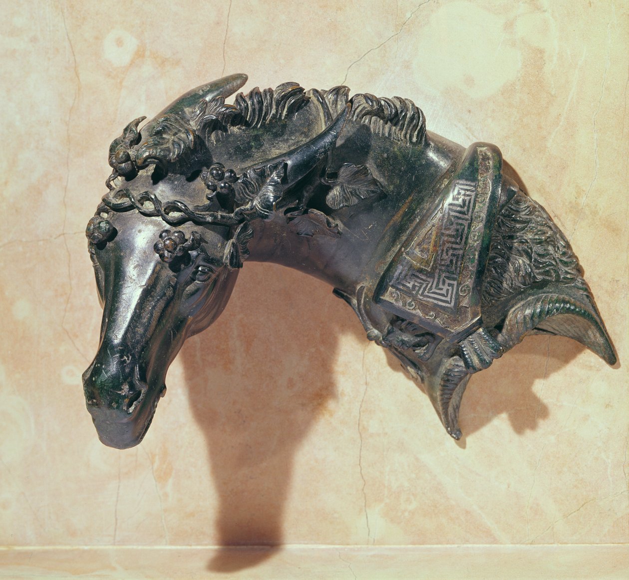 Sarmaşıkla taçlandırılmış bir katır başı, bir yatağın kol dayama yerinden süs (bronz) by Roman