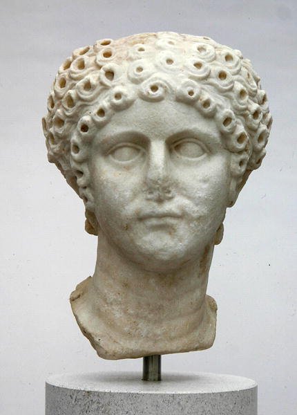 Bir kadının başı, muhtemelen Agrippina Minor, MS 50 dolayları (mermer) by Roman