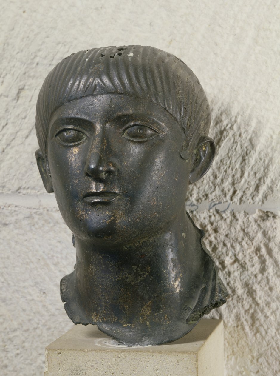 'Genç Aquitaine Şefi' olarak bilinen genç bir adamın başı (bronz) by Roman