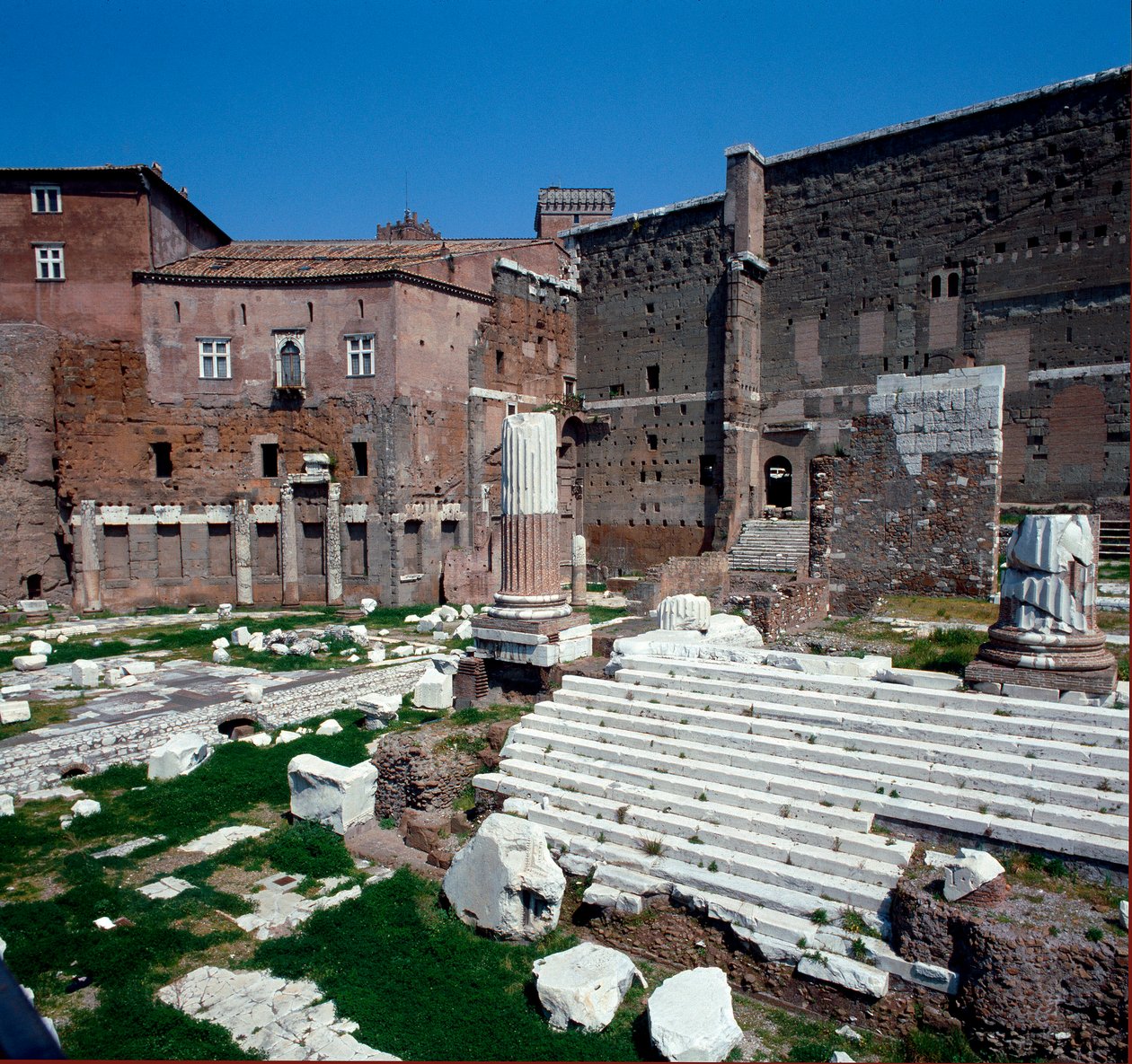 İmparatorluk Forumu (Augustus forumu): Avenger Mars (Marte Ultore) tapınağının görünümü. 2 M.Ö. Roma by Roman