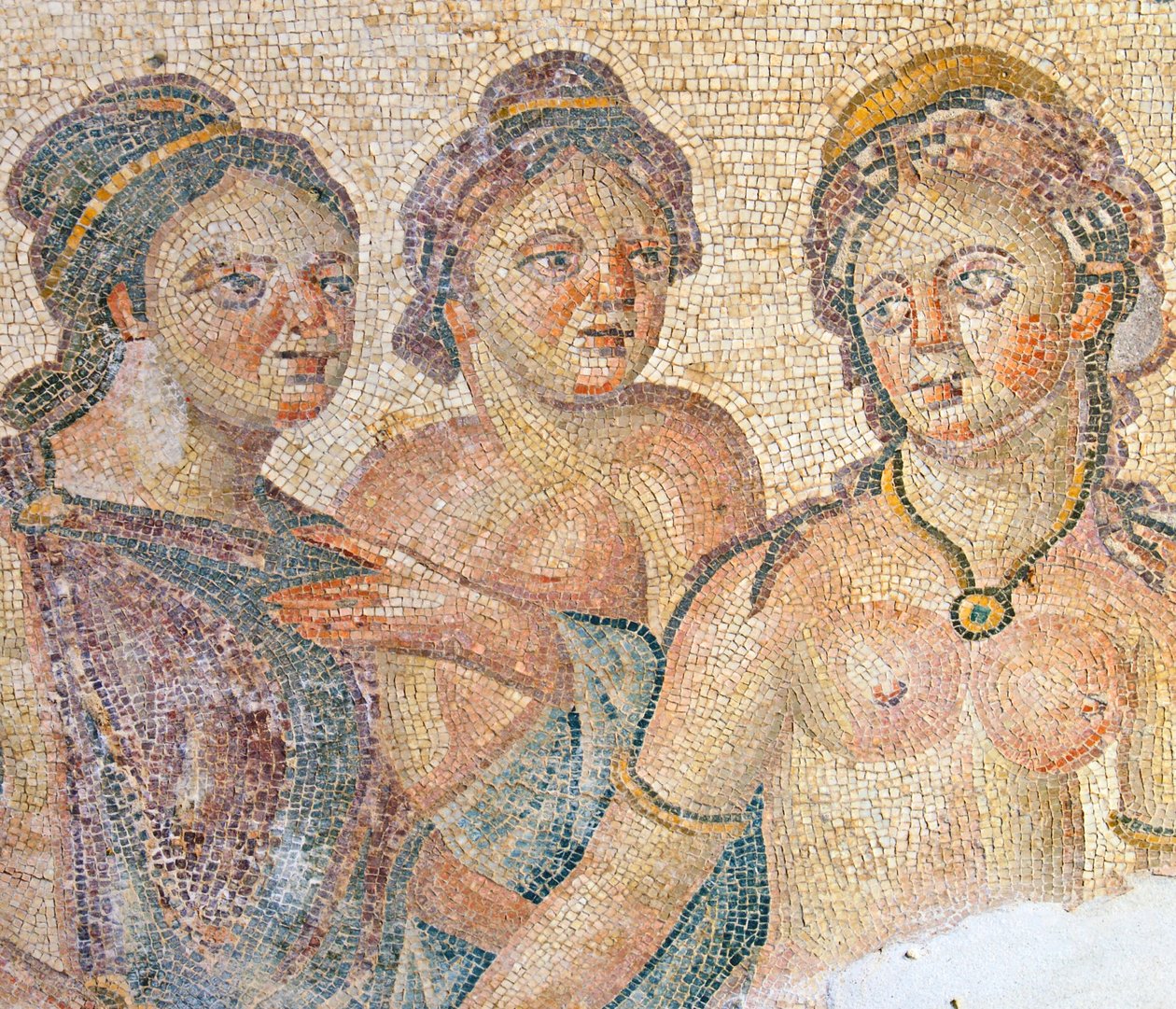Leda ve Hizmetçileri, Leda ve Zeus mozaiğinden detay, Aion Evi, Baf, Kıbrıs (mozaik) by Roman