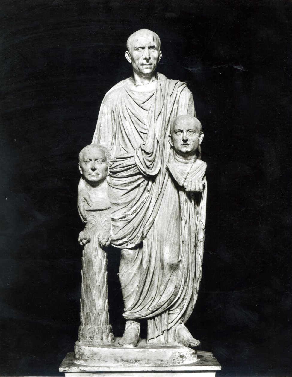 Lucius Junius Brutus atalarının büstlerini tutarken (mermer) (s/b fotoğraf) by Roman