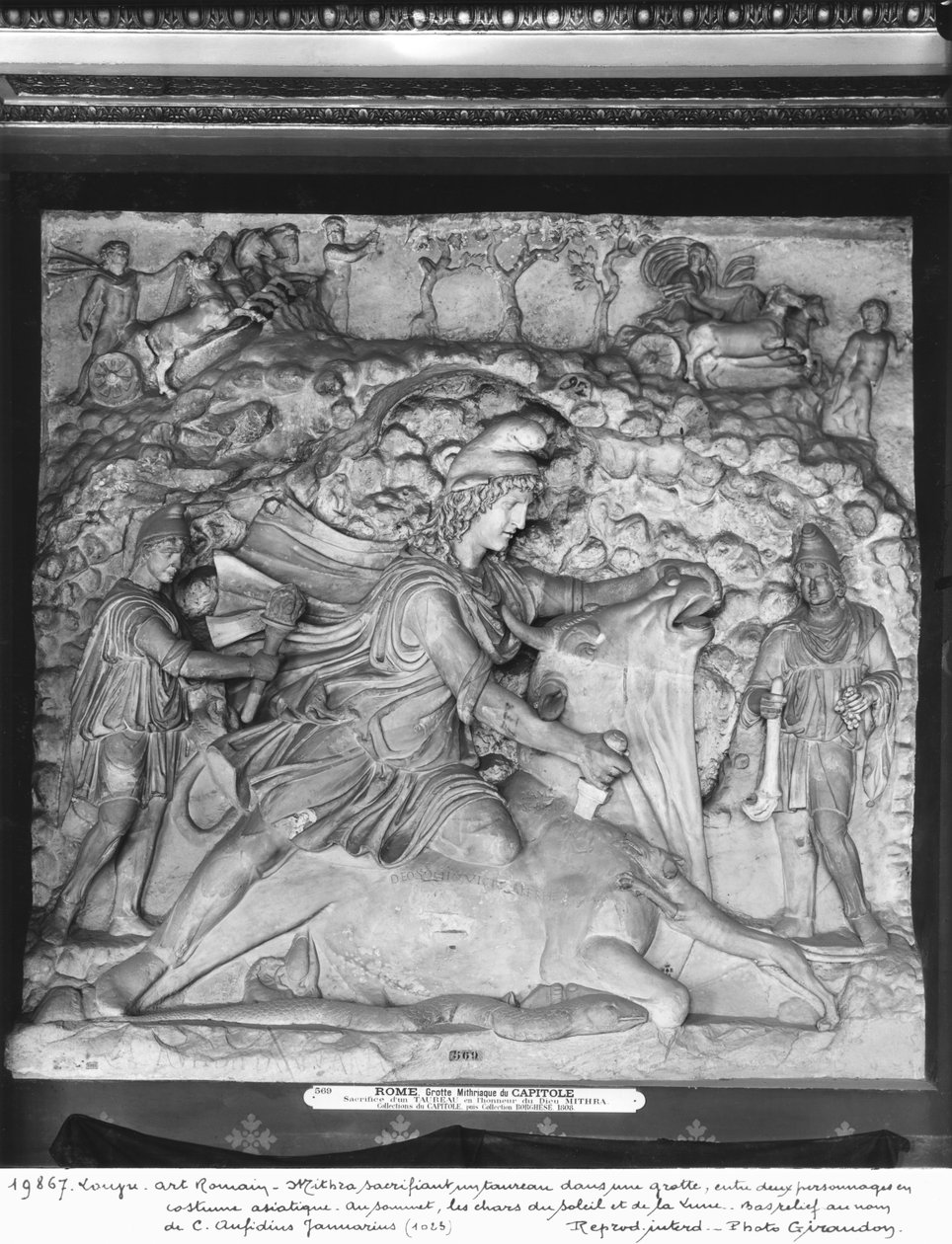 Mithras, Asya kostümlü iki karakter arasındaki bir mağarada boğayı kurban ediyor, 2.-3. yüzyıl (mermer) (ayrıca bkz. 19140) by Roman