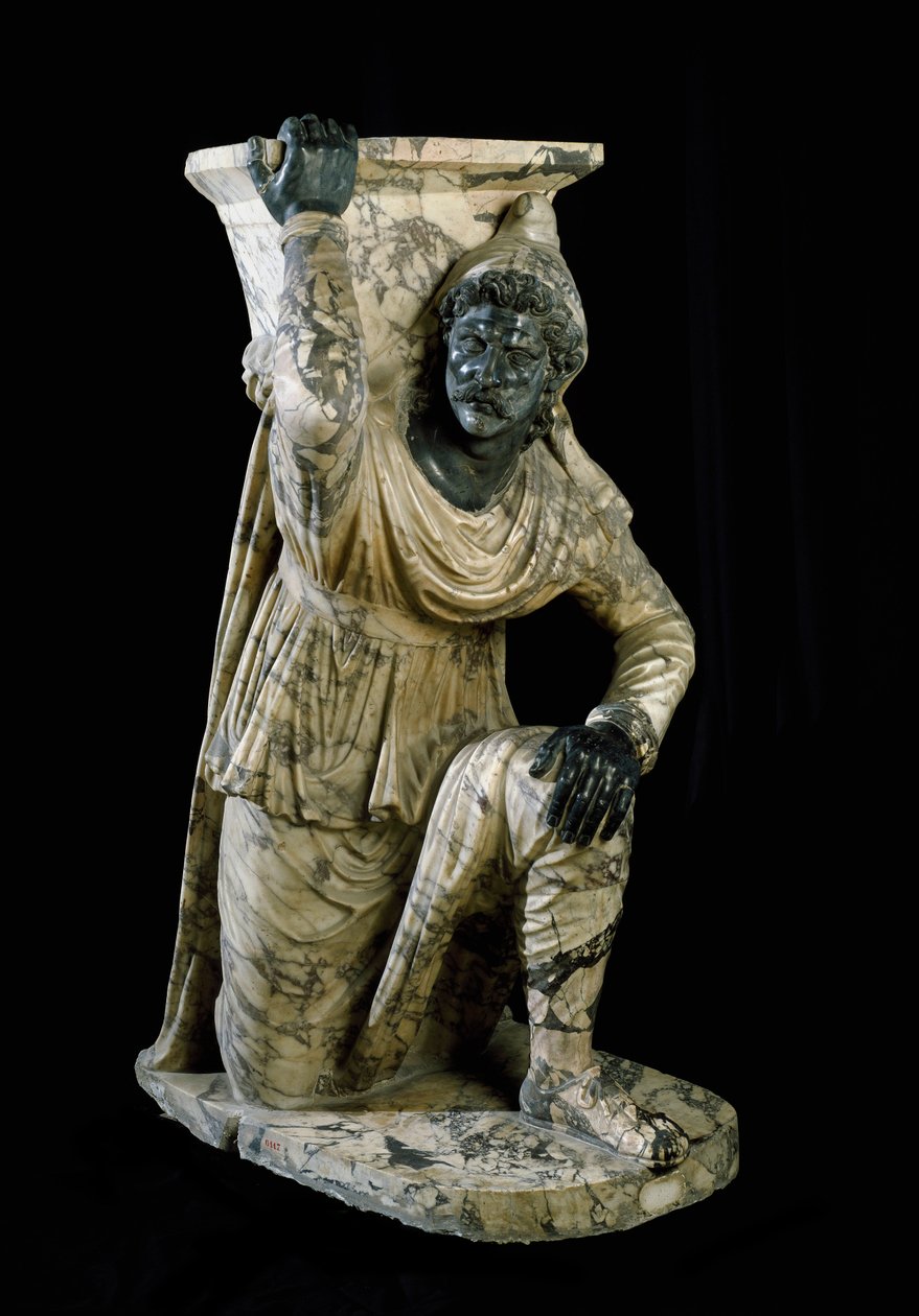 Pers hizmetçi heykeli diz çöker. Bergama okulundan ilham alan Roma mermeri heykeli. 170-180 AD. karartmak 164 cm Museo Archeologico Nazionale, Napoli by Roman