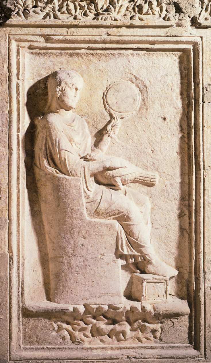 Romalı kadını aynalı tasvir eden rölyef by Roman