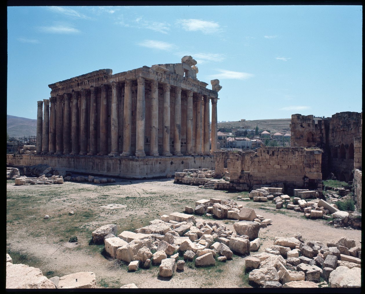 Bacchus tapınağının kalıntıları by Roman