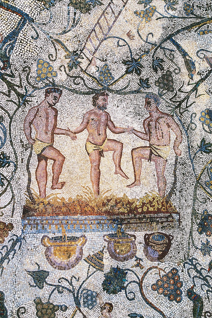 Roma Sanatı: Hasat Mozaiği. Ağzı almak için üzümleri ezen üç adamı temsil eden detay. Amfi tiyatronun Roma evi. 3. yüzyıl ap. JC. Merida İspanya - Roma sanatı: Üzüm Hasatının Mozaiği. Şarap presleme. Üç adamın ezilmesini gösteren detay by Roman