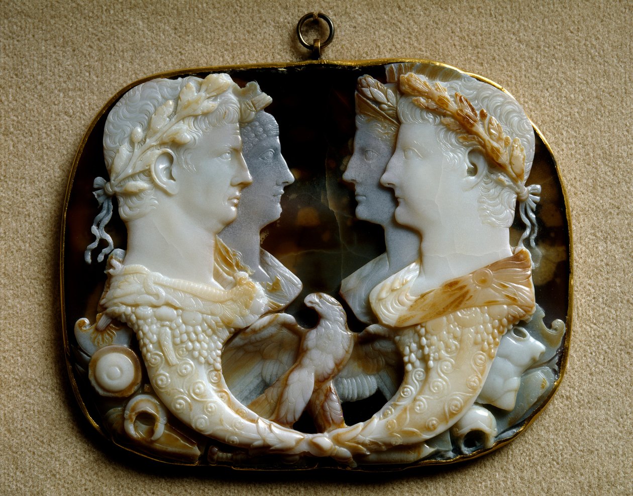 Roma Sanatı: Onyx camee (Gemma Claudia), imparatorluk çiftleri Claude (Tiberius Claudius Drusus) (M.Ö. aynı Germanicus (15 BC-19 AD) C) by Roman