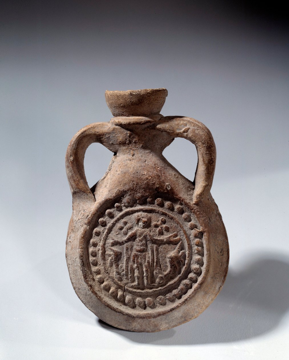 Roma Sanatı: Bir azizi temsil eden ayaklı pişmiş toprak anma ampulü. MS 4. yüzyıl. Paris, Louvre Müzesi by Roman