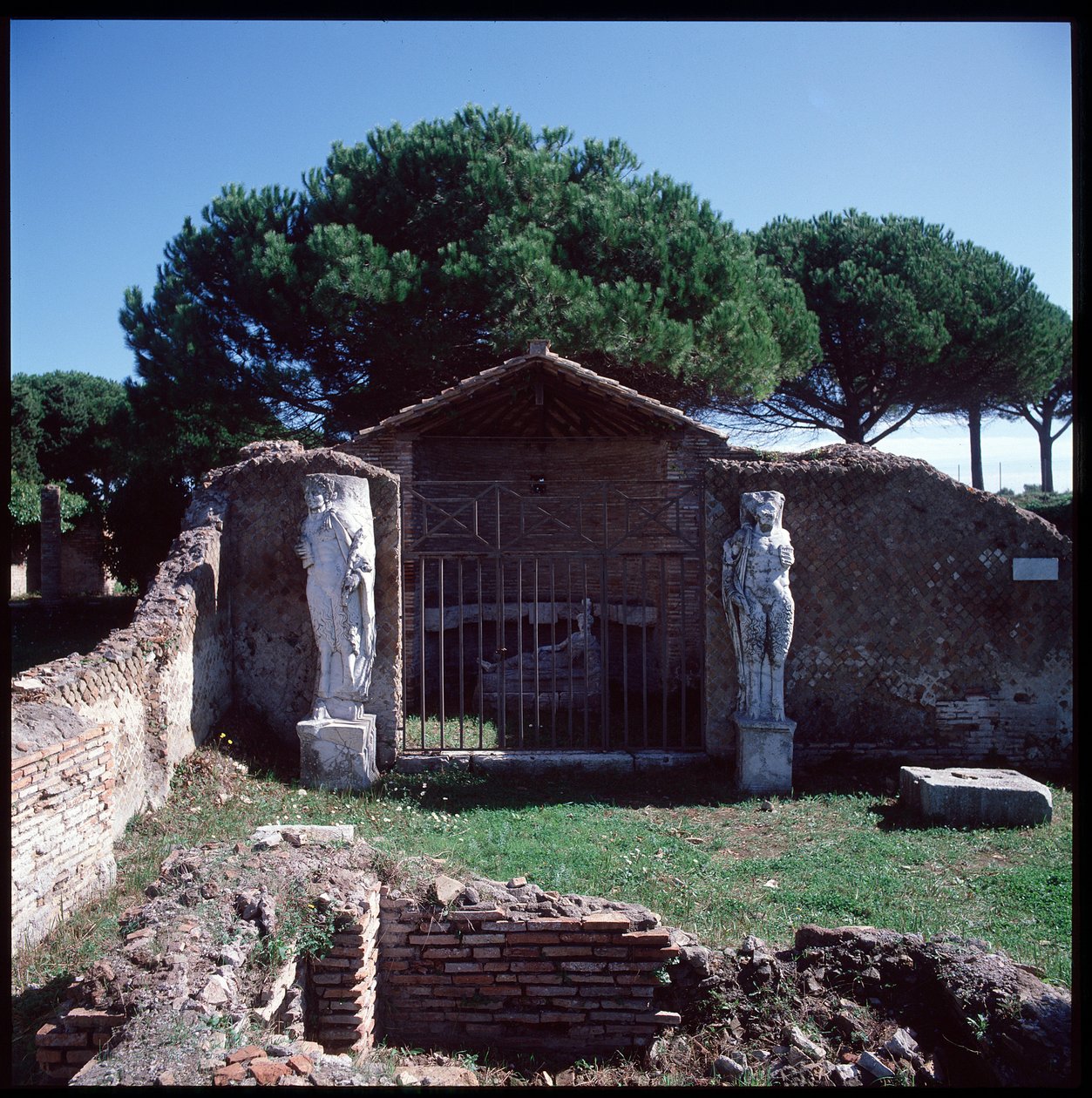 Roma Sanatı: ilahi Attis (veya Atys), bölge IV kutsal alanının kalıntılarının görünümü by Roman