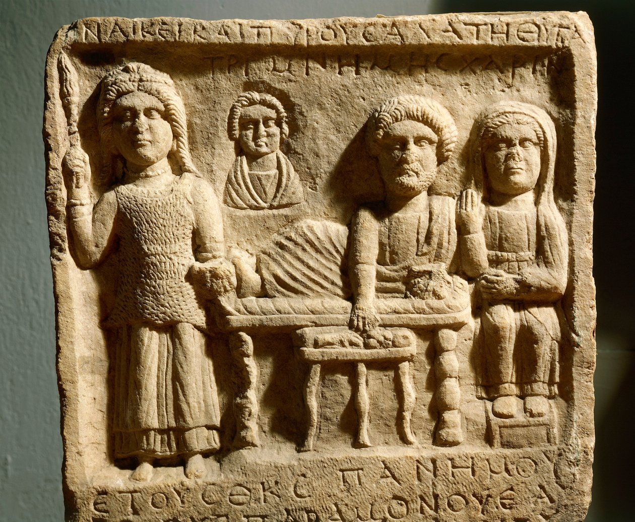 Trimontium antik kentinden bir cenaze şölenini betimleyen Roma kabartması, şimdi Plovdiv, Bulgaristan by Roman