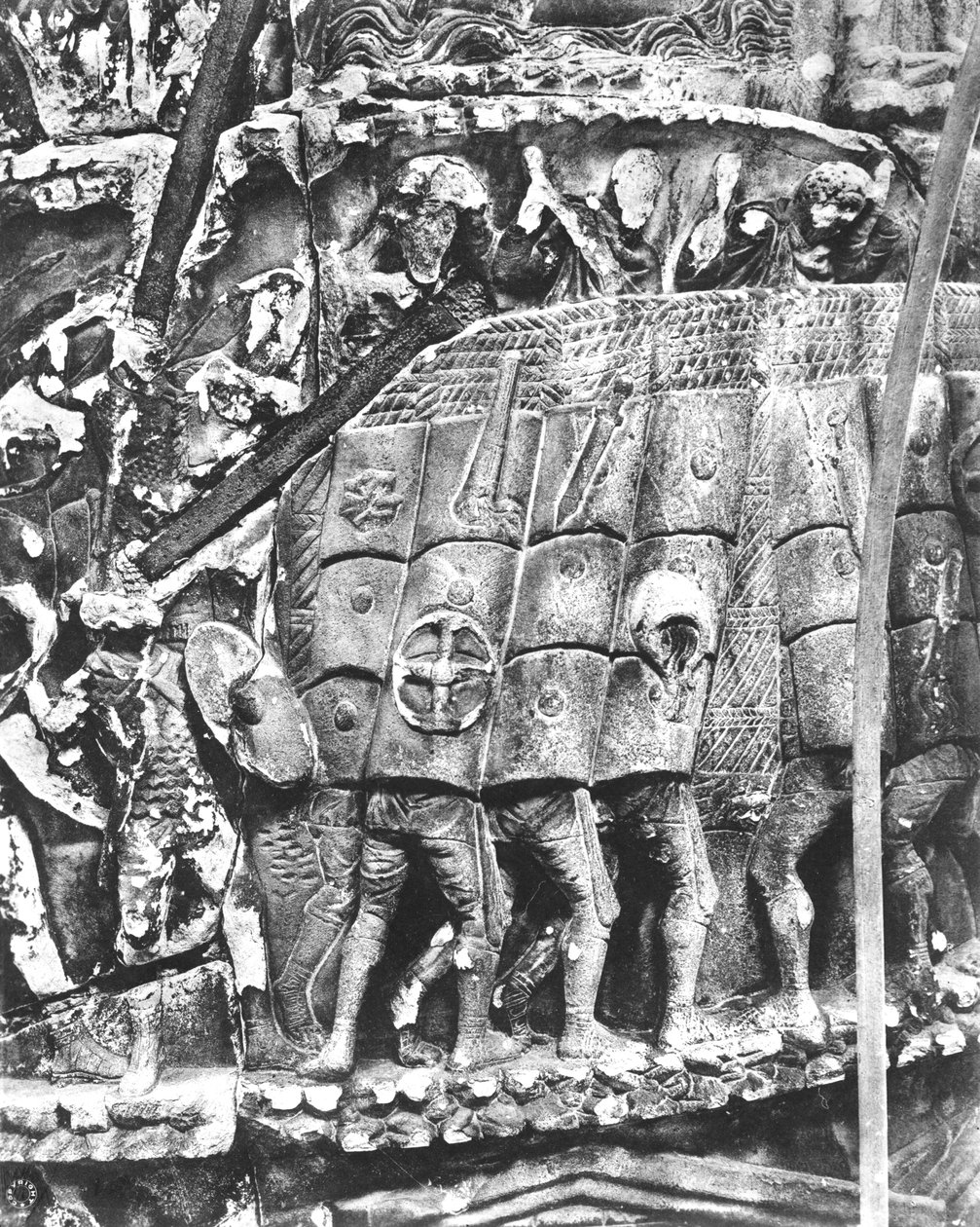 Bir saldırı sırasında testudo yöntemini kullanan Romalı Askerler, Marcus Aurelius