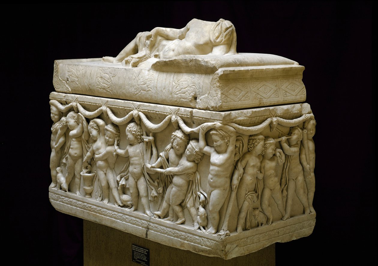 Antik Roma dönemi: Mermer lahit, yanlarda çocuk figürlerinin (aşk tanrısı) kabartmalarını süsler. Ostia'daki Isola sacra nekropolünden. 120-140 AD. karartmak 124 cm Ostiense Müzesi, Ostia by Roman