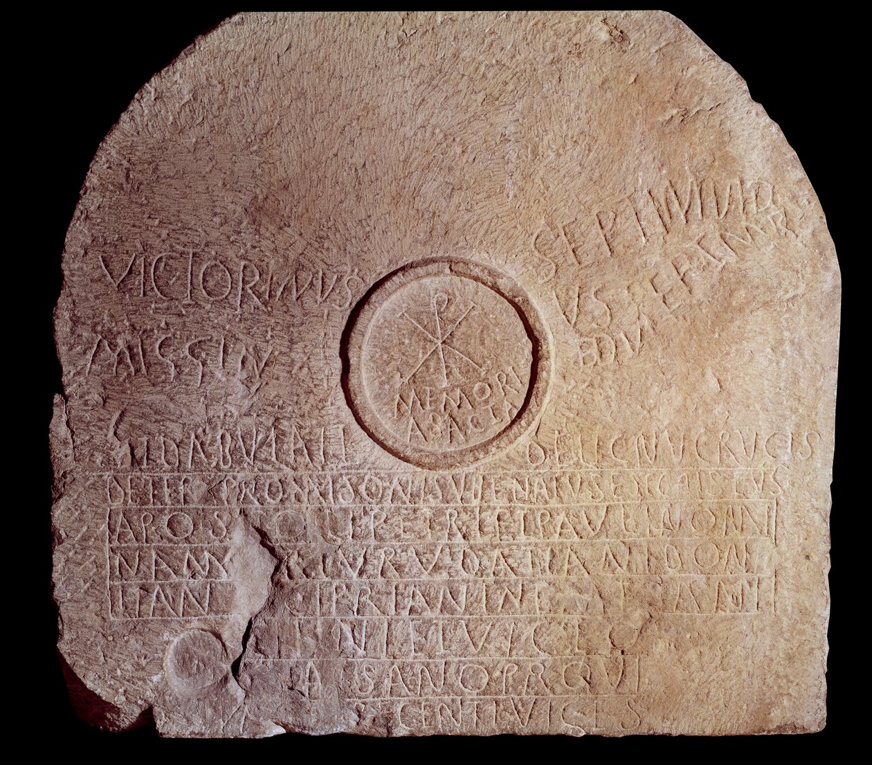 Antik Roma: iki Afrika şehidinin yazıtıyla oyulmuş adak sofra taşı (mensa). Hristiyan sembolü olan Chrisme temsil edilir. 300-350 AD. Kherbet-oum-el-Ahdam, Cezayir