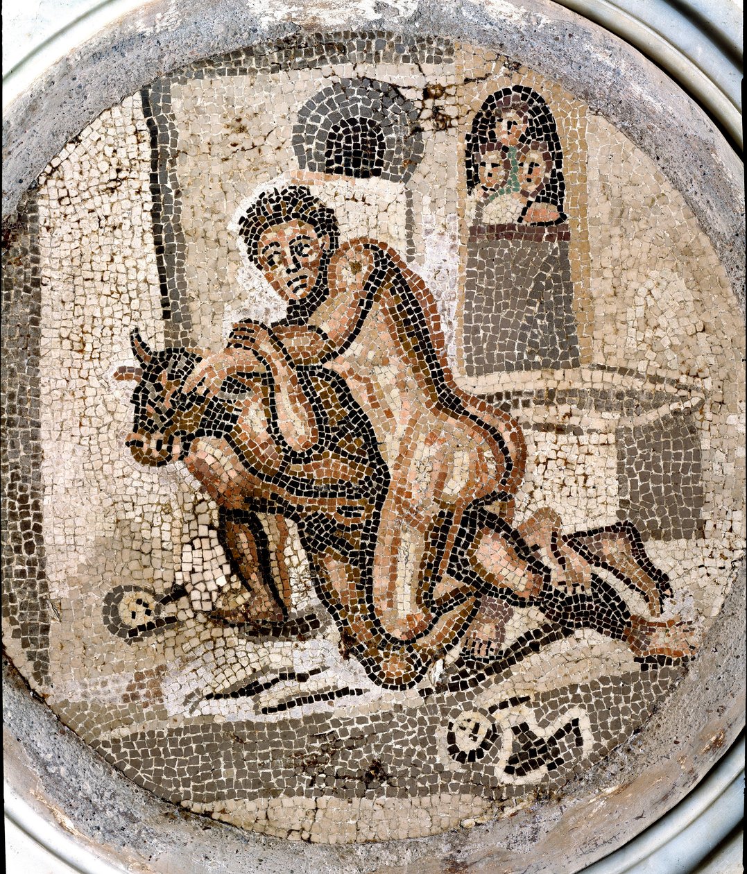 Roma sanatı: “” Bunlar minotaurla savaşıyorlar””” Pompei bölgesinden gelen mozaik. MS 1. ila 3. yüzyıl. Napoli, Museo Archeologico Nazionale by Roman