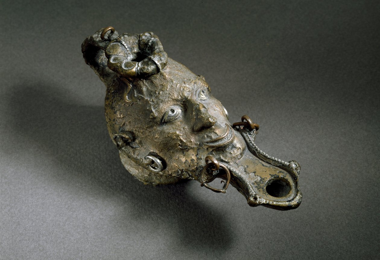 Roma sanatı: yüz şeklinde bronz kandil. MS 1. veya 2. yüzyıl. İspanya Museo di Ampurias (Empurias) by Roman