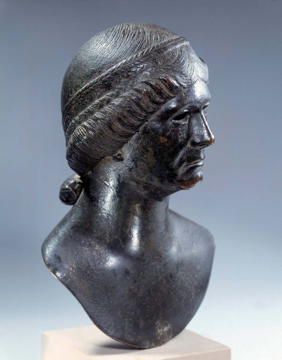 Roma sanatı: bronz kadın başı. MS 1. yüzyılın başı. Paris, Louvre Müzesi by Roman