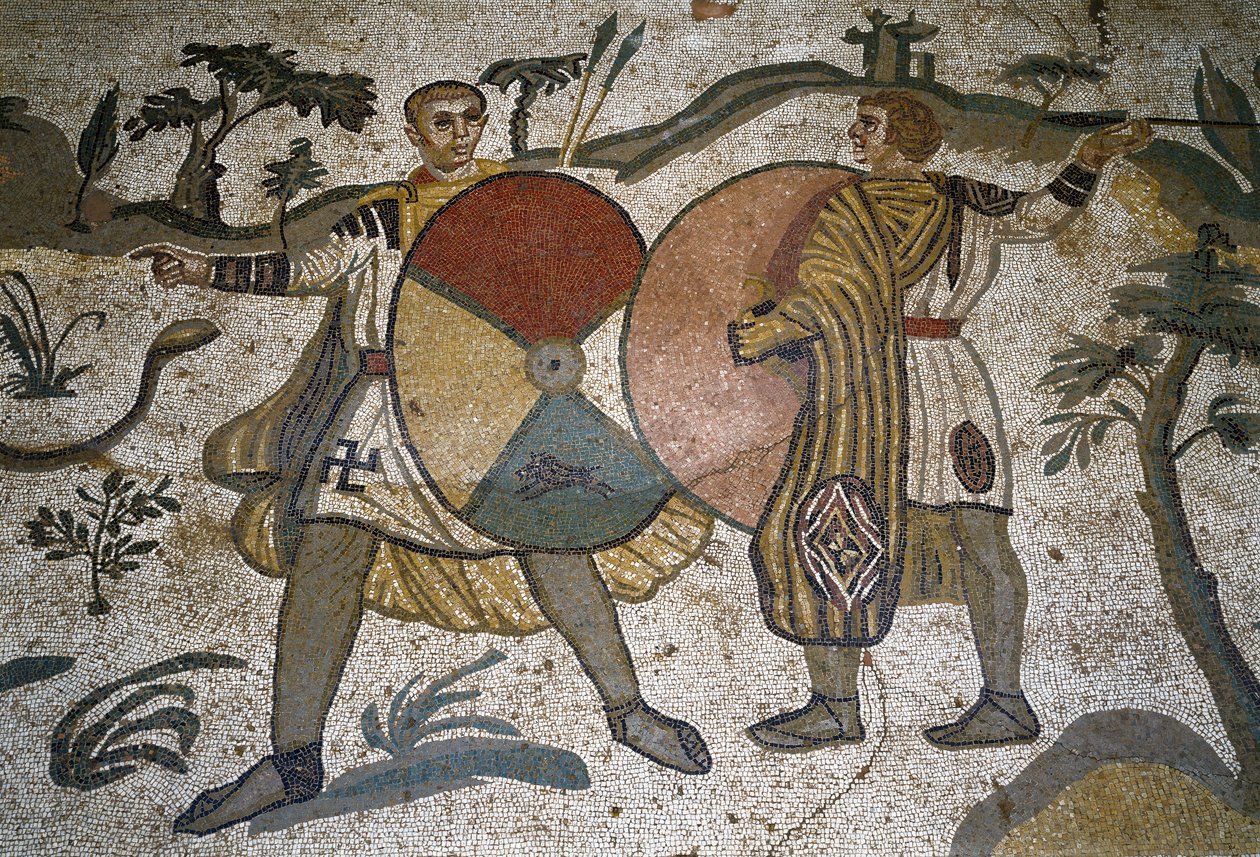 Roma sanatı: mozaiğin detayı “” Büyük av kısmı”” Avcıların büyük kalkanların silahları. 315-350 AD. Piazza Armerina, Villa Romana del Casale by Roman
