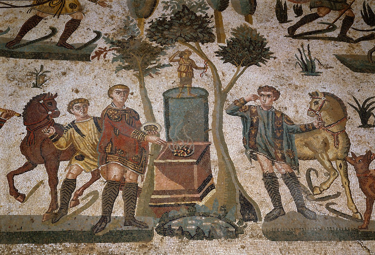 Roma sanatı: mozaiğin detayı “” Küçük av parçası”” Avcılar, av tanrısı Diana kültüne adanmış bir sunağın yanında. 315-350 AD. Piazza Armerina, Villa Romana del Casale by Roman