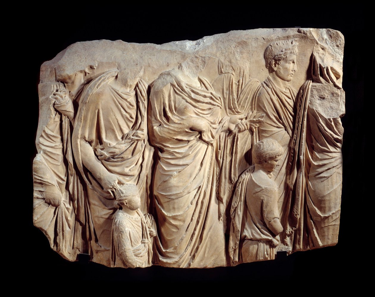 Roma sanatı: Ara Pacis Augustae (barış sunağı) geçit töreninden mermerden mimari kabartma parçası: kurban sırasında toga ve çocuk figürlerinin alayı. 13-9 M.Ö. Roma (Champ de Mars Palais Fiano) Güneş