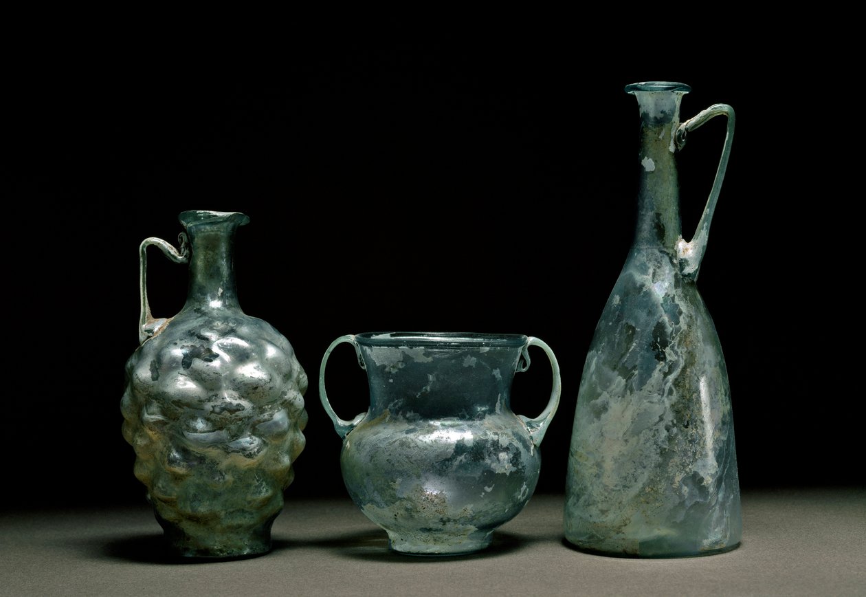 Roma sanatı: cam şişeler ve sürahi. MS 1. ve 2. yüzyıl. Museo Nacional de Arte Romano Madrid by Roman
