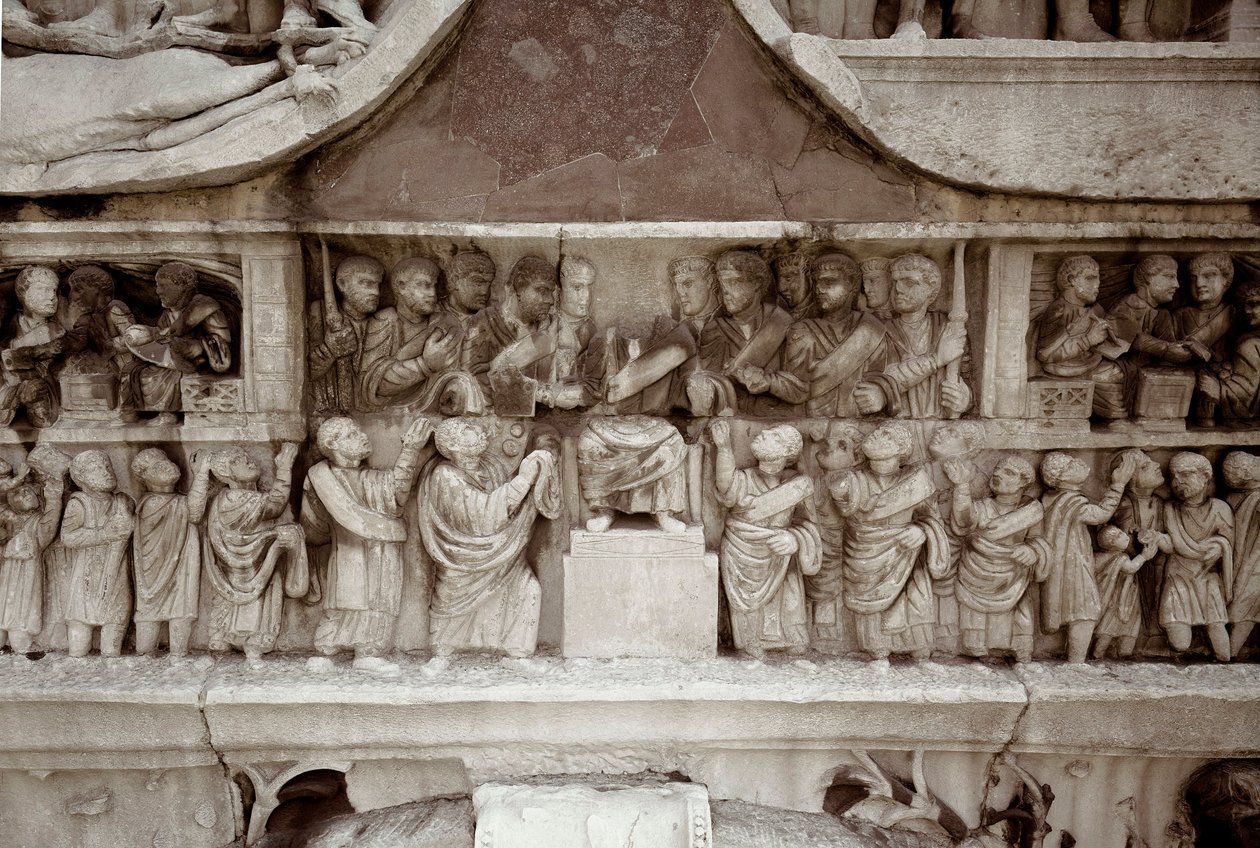 Roma sanatı: Cesar forumunda insanlara sübvansiyonların dağıtımını temsil eden alçak mermer kabartma. 312-315 AD. Konstantin Kemeri, Roma - Roma Sanatı. Halk arasında para dağıtan imparator (largitio). Rölyef, MS 312-315. Sabit Kemeri by Roman