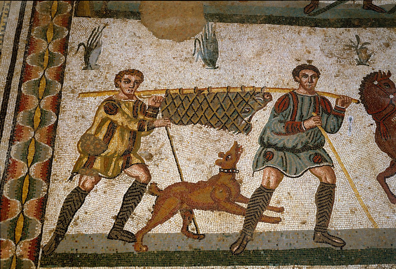 Roma sanatı: iki köle bir yaban domuzu taşır. “Küçük av partisi” mozaiğinin detayı” MS 315-350. Piazza Armerina, Villa Romana del Casale by Roman