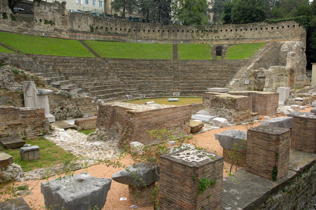 Roma sanatı: Roma tiyatrosunun görünümü (MÖ 1.), Trieste İtalya (fotoğraf) by Roman