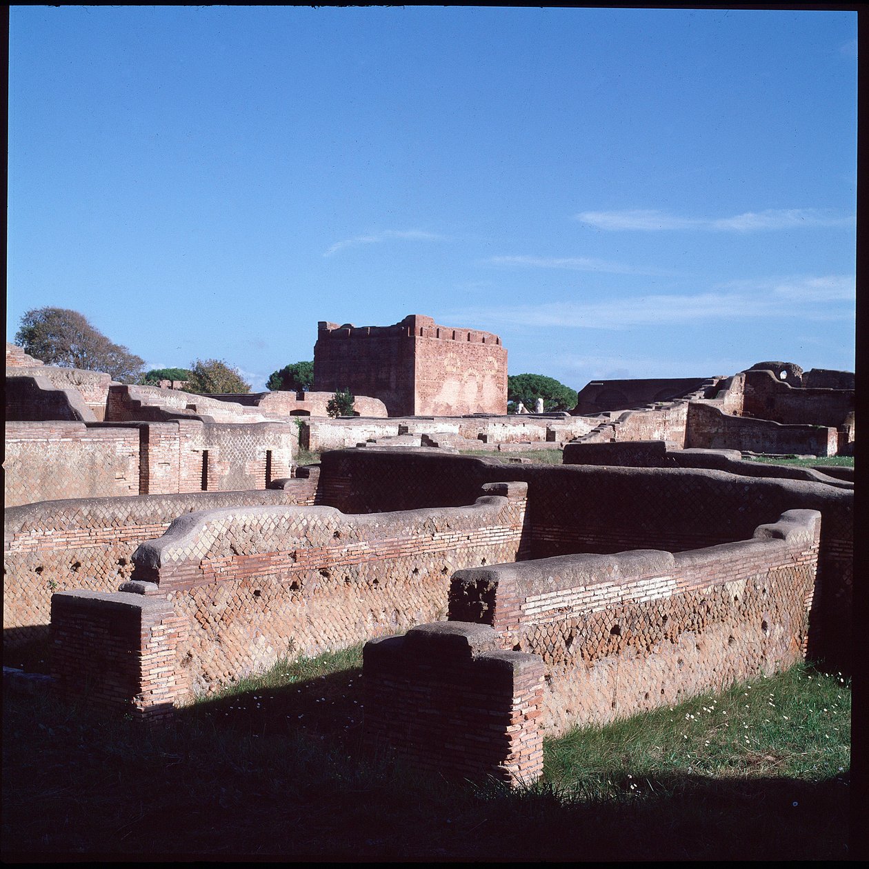 Roma sanatı: Ostia arkeolojik alanının kalıntılarının görünümü by Roman
