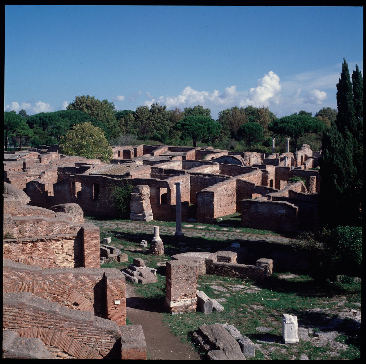 Roma sanatı: Ostia arkeolojik alanının kalıntılarının görünümü by Roman