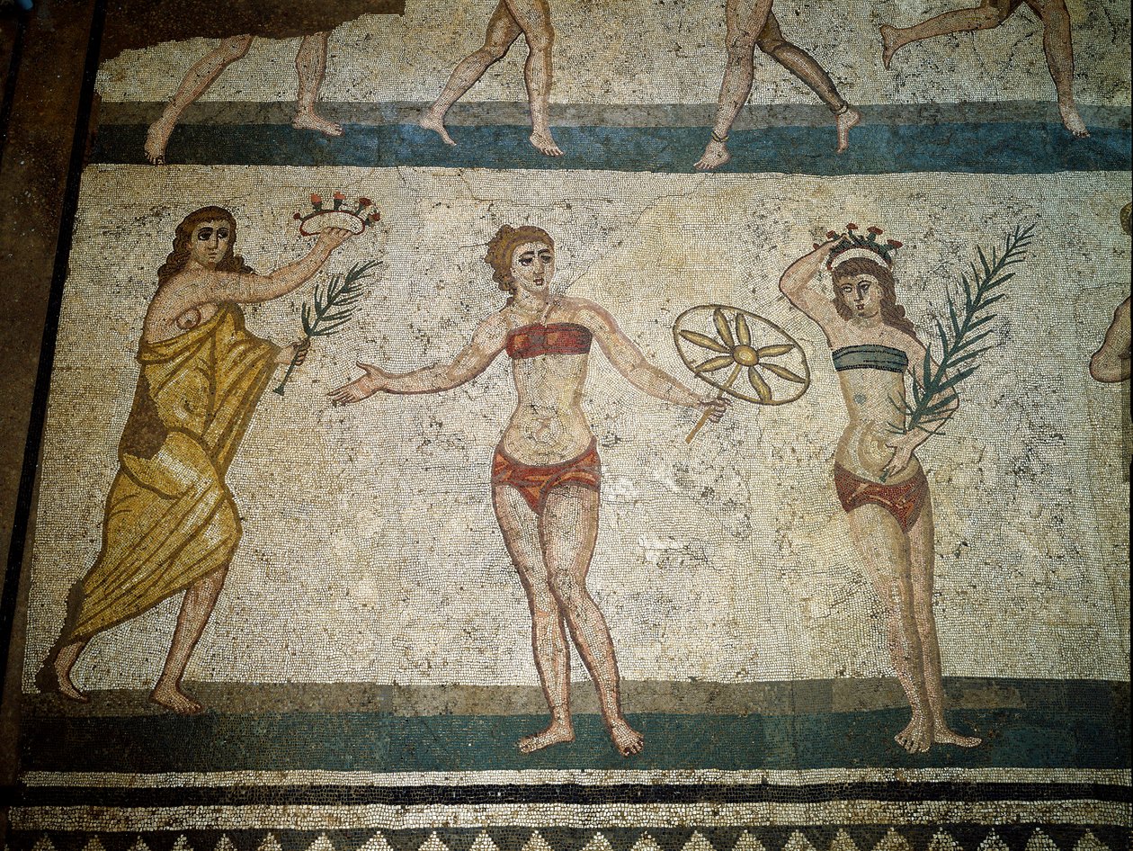 Roma sanatı: Fiziksel egzersizler yapan genç Romalılar. Böbreklerin etrafına peştamal ve göğüste bir strophium (sütyenin atası) giyerler. Ellerinde tuttukları palmiye dalları zaferin simgesidir. Mozaik detayı 315-350 AD. Piazza Armerina, Villa Roman by Roman