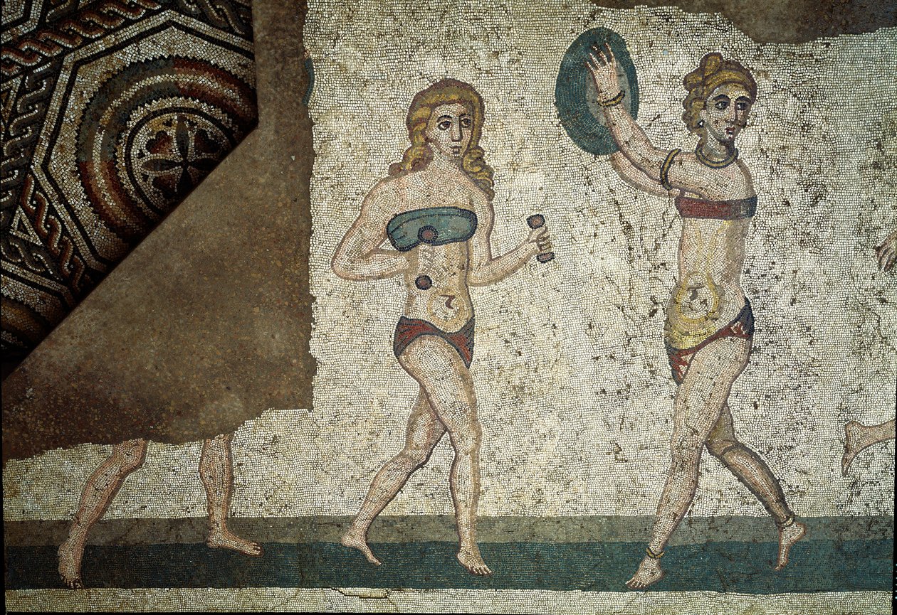 Roma sanatı: Fiziksel egzersizler yapan genç Romalılar. Böbreklerin etrafına peştamal ve göğüste bir strophium (sütyenin atası) giyerler. Mozaik detayı 315-350 AD. Piazza Armerina, Villa Romana del Casale by Roman