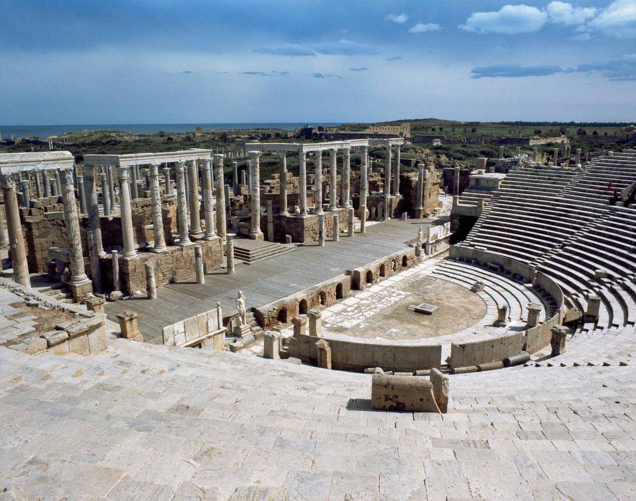 Roma tiyatrosu by Roman