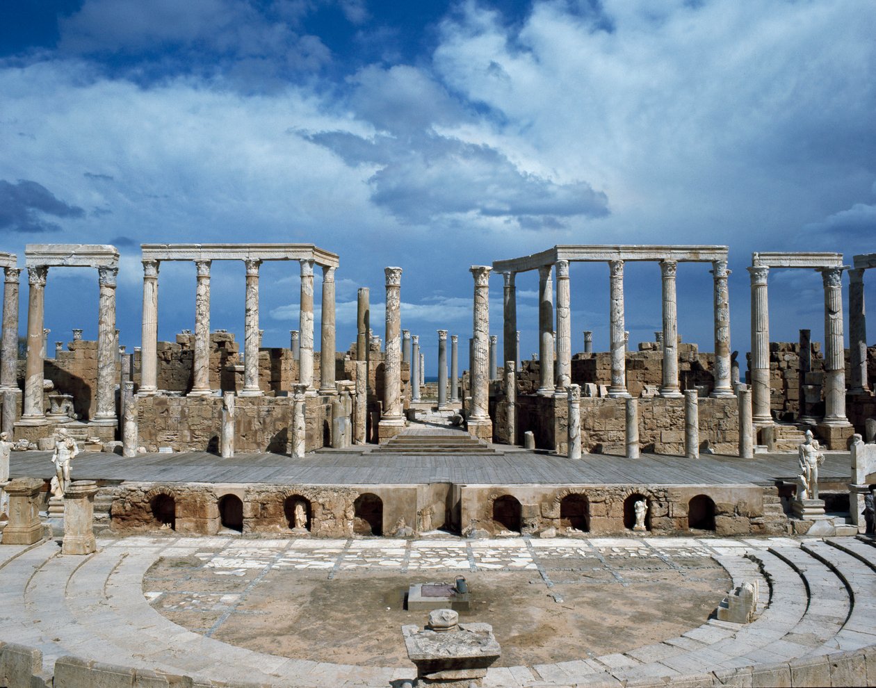 Roma tiyatrosu by Roman