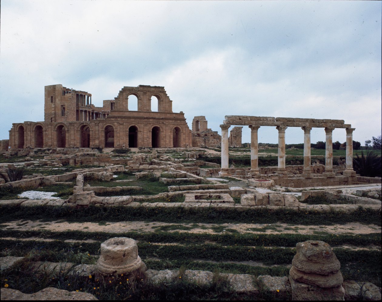 Roma tiyatrosu ve peristil evi, 2.-3. yüzyıl by Roman