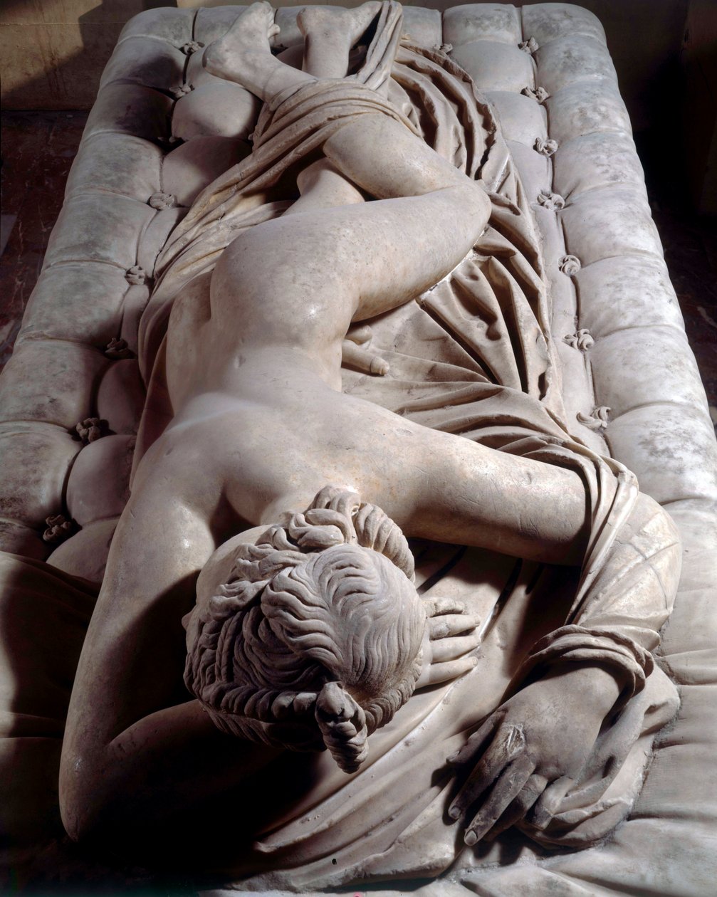 MÖ 2. yüzyıla ait uykulu Hermafrodit Roma heykeli Dim. 1,48 m Paris, Louvre Müzesi by Roman