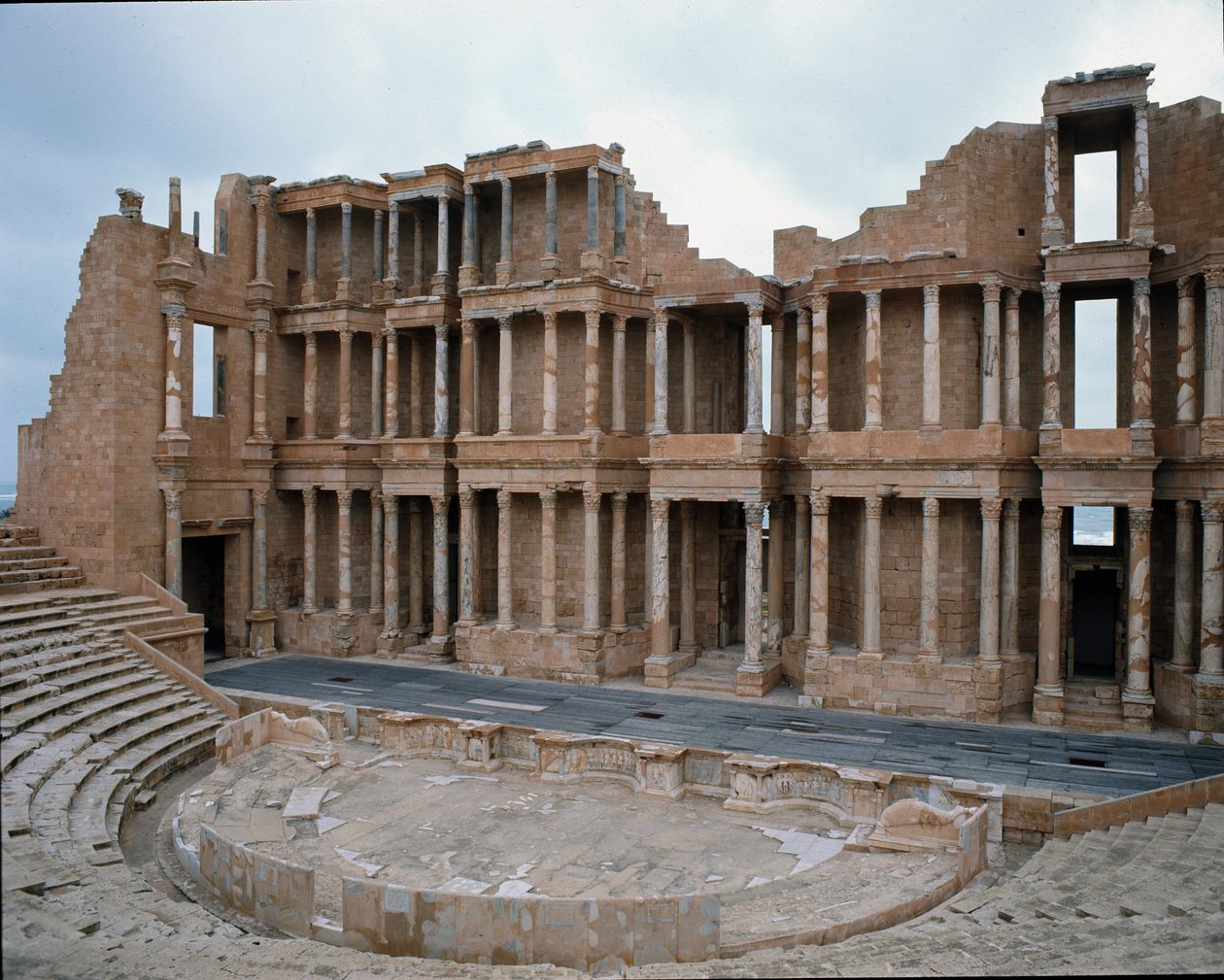 Roma tiyatrosunun sahnesi, 2.-3. yüzyıl by Roman