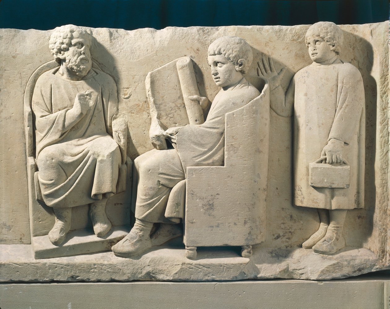 Neumagen okulunu öğretmen ve öğrencilerle temsil eden kabartmalı taş mezar anıtı, yaklaşık 180 by Roman