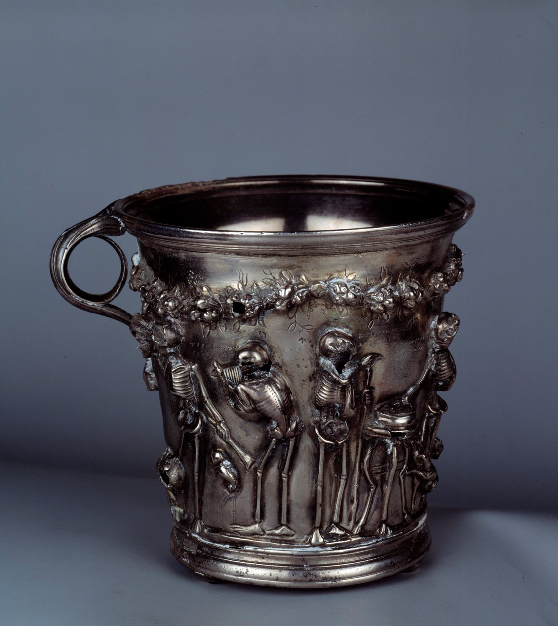 Tresor de Boscoreale: iskeletli timbale. MÖ 1. yüzyıl sonu - MS 1. yüzyıl. Paris, Louvre Müzesi by Roman