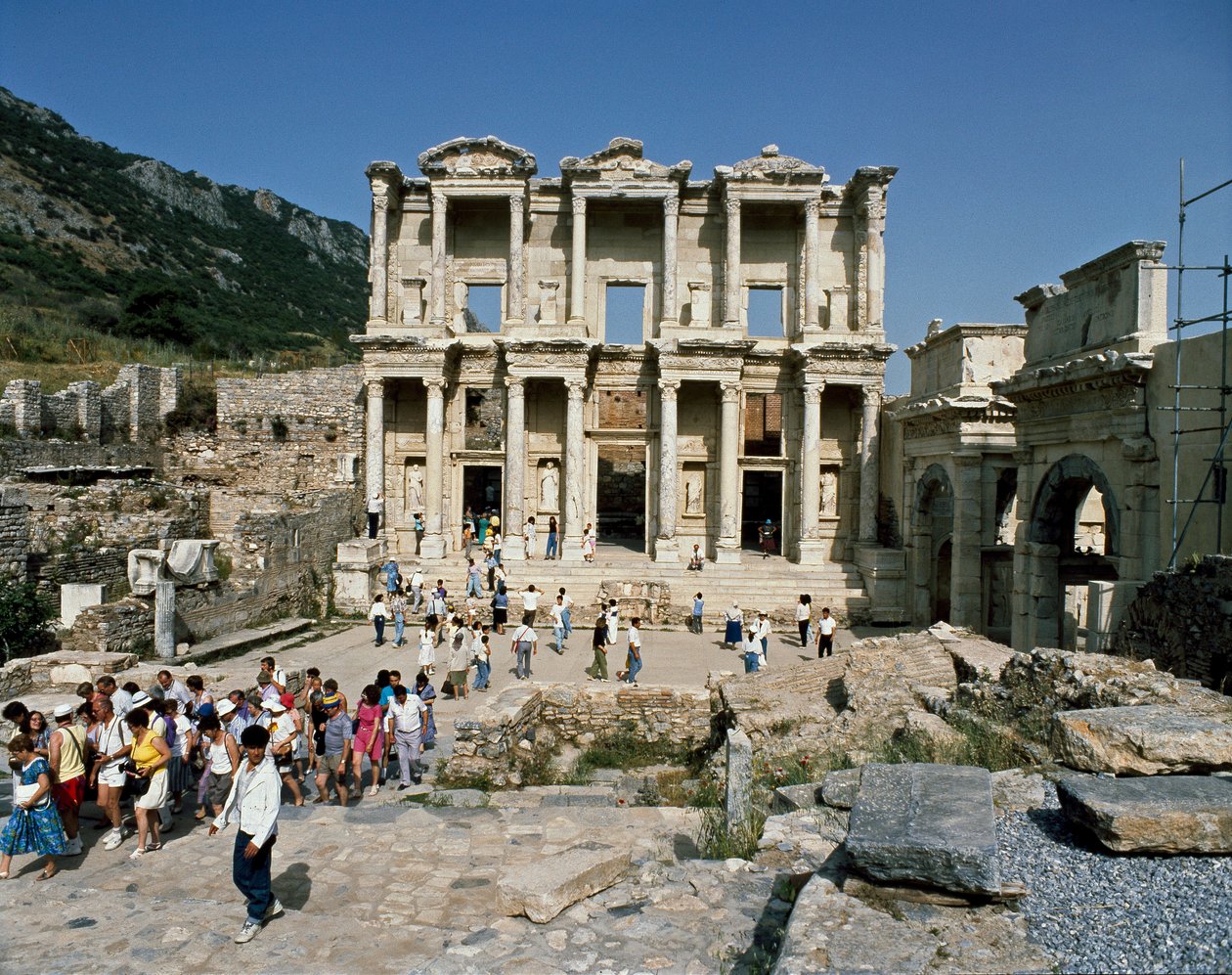 117 yılında inşa edilen Celsus kütüphanesinden bir görünüm. Frizden detay by Roman