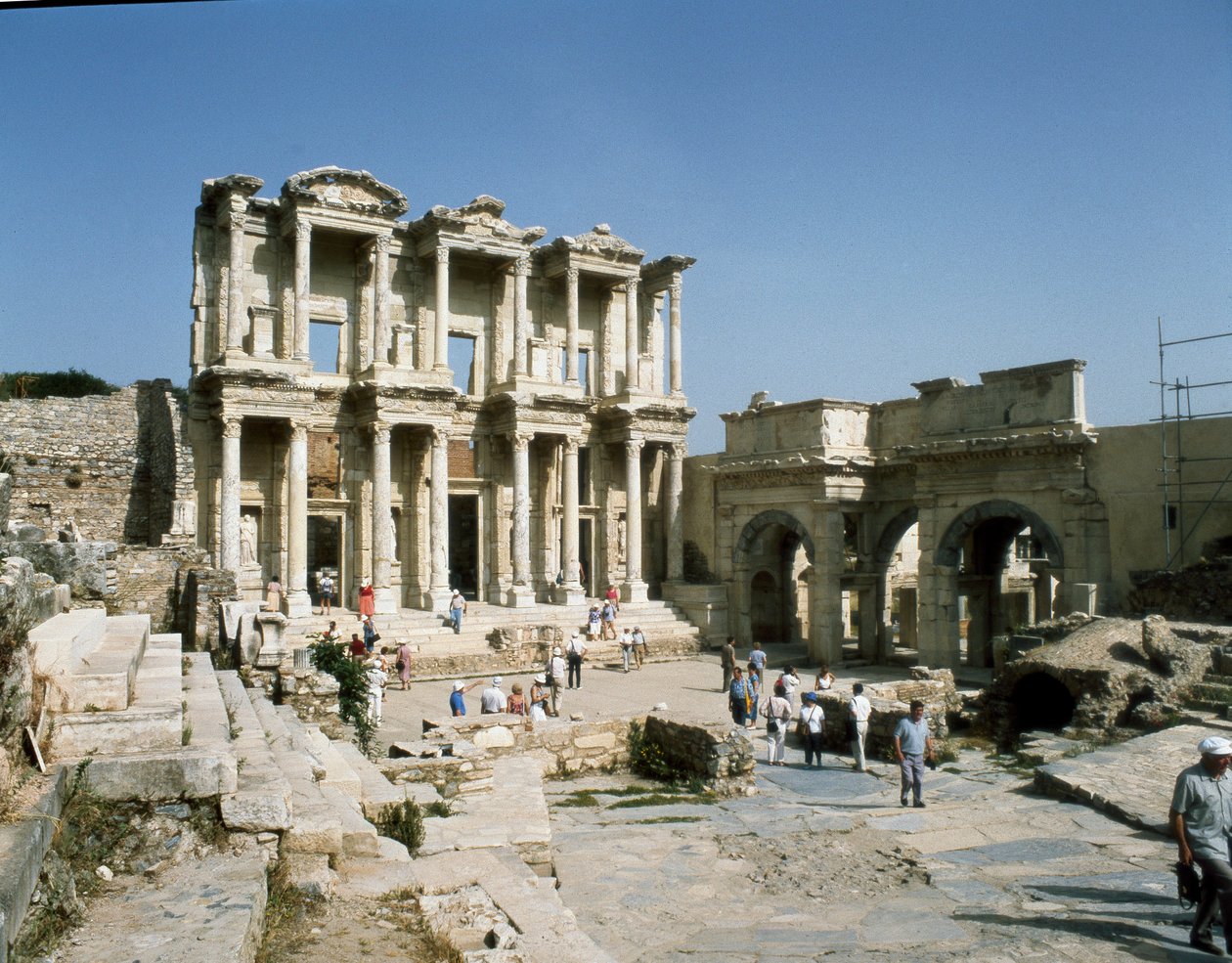 117 yılında inşa edilen Celsus kütüphanesinden bir görünüm. Frizden detay by Roman