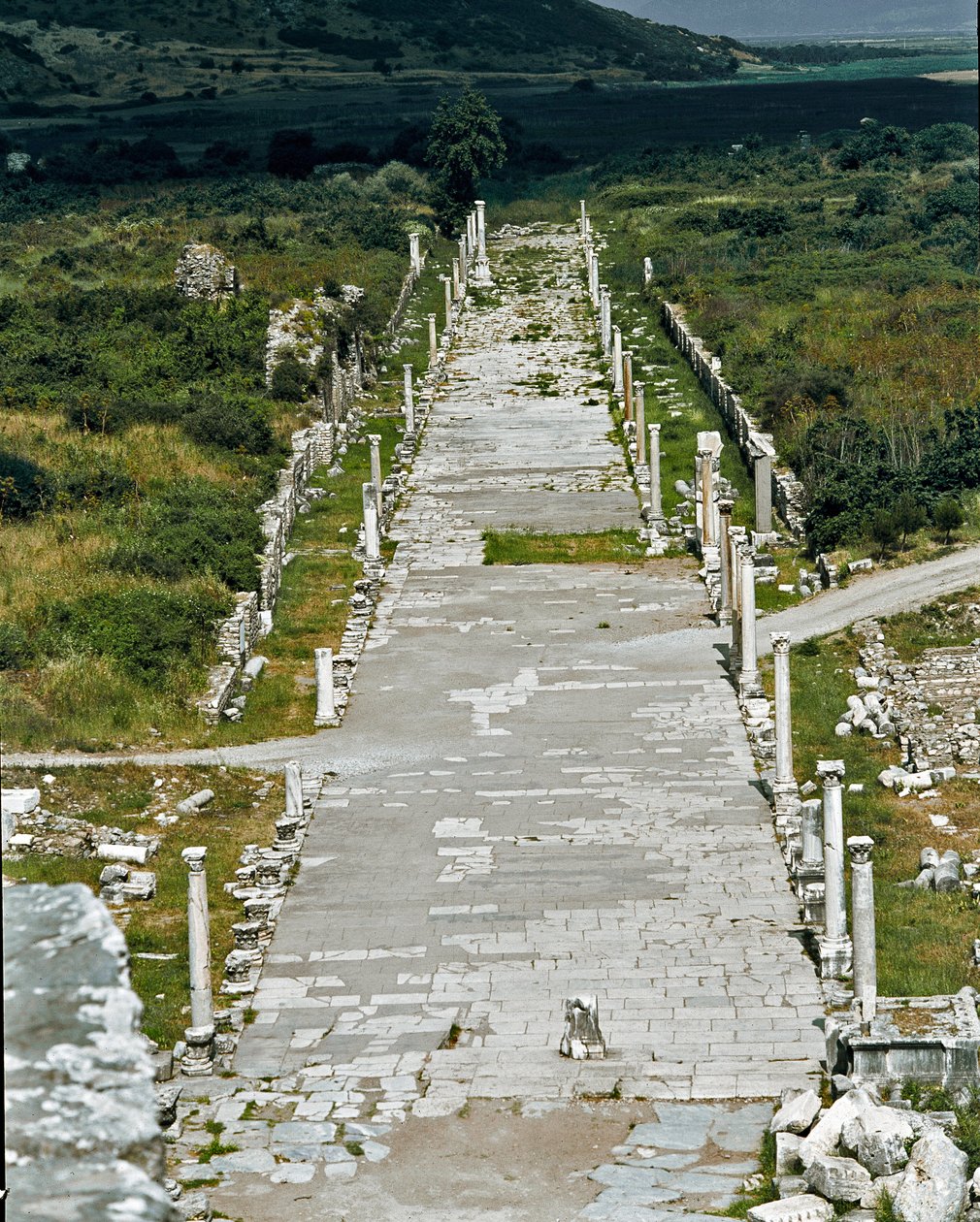 Limanı tiyatroya bağlayan Liman Yolu