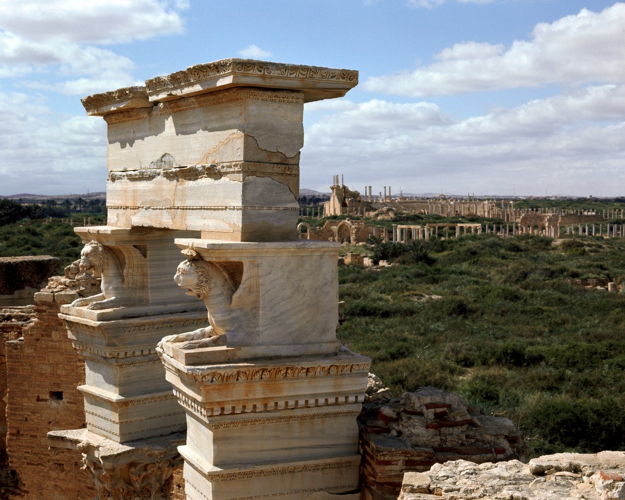 Bazilika sütunlarının görünümü, MS 2. yüzyıl by Roman