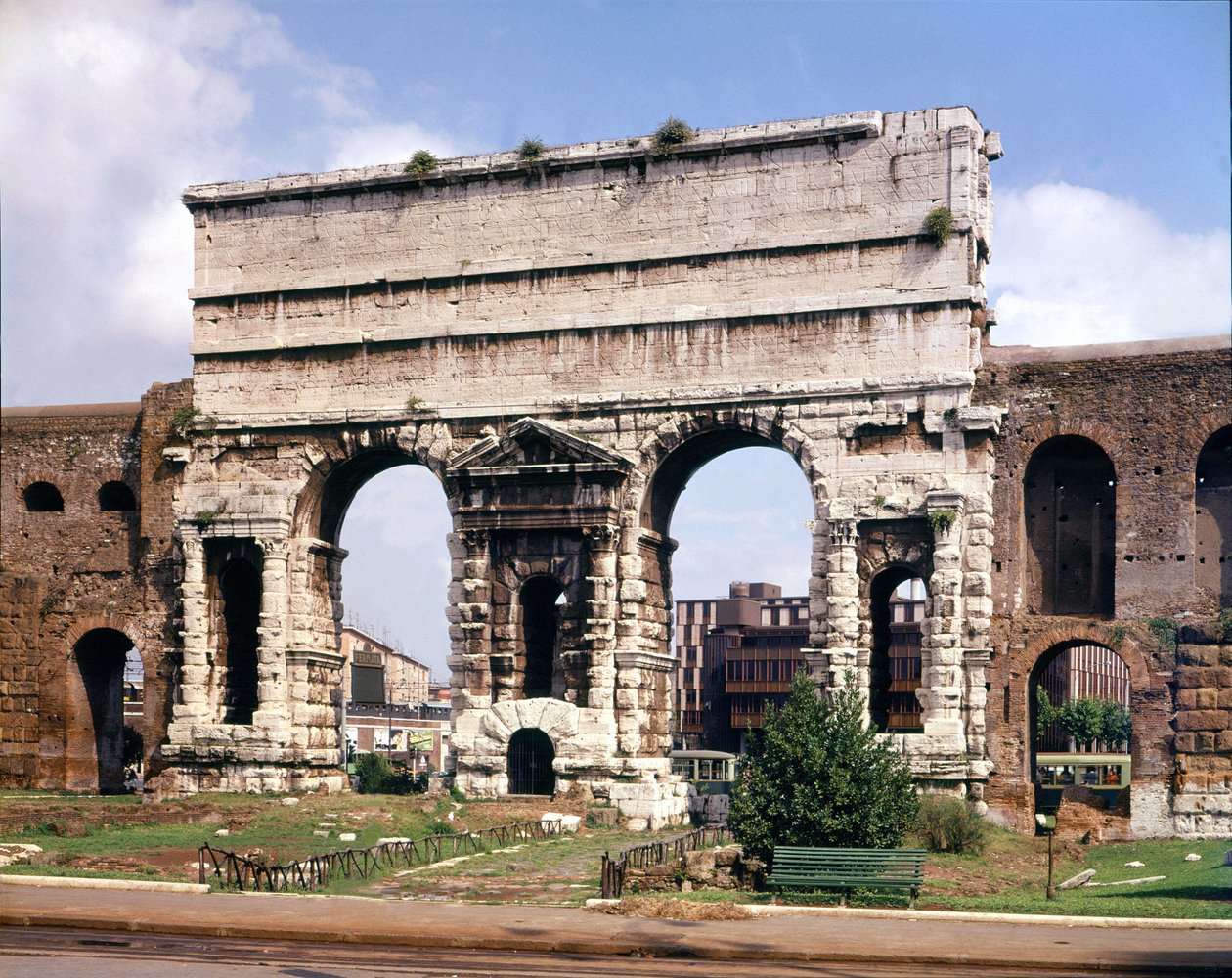 Maggiore kapısının görünümü (majör), bu, Claude'un su kemerinin 38 ap'de bittiği noktadır. JC, Roma. by Roman